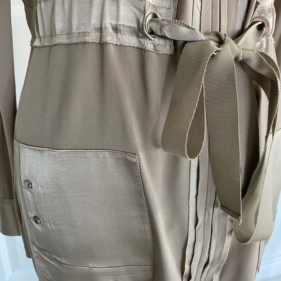 Elie Tahari Size Small silk jacket in perfect condition❤️ - Picture 8 of 8